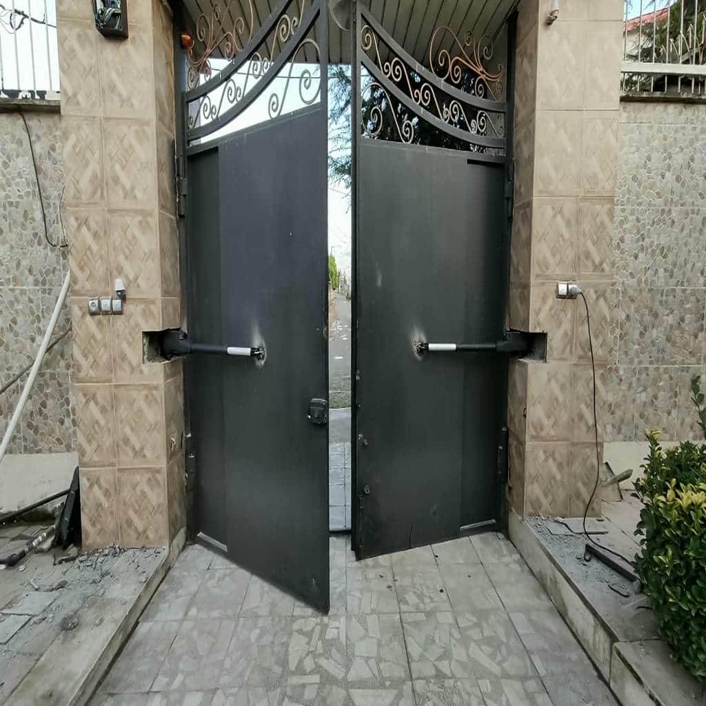 نمای نزدیک بازوی فلزی جک درب پارکینگ
