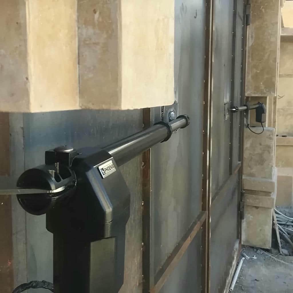 نمای نزدیک بازوی فلزی جک درب پارکینگ نمای نزدیک بازوی فلزی جک درب پارکینگ