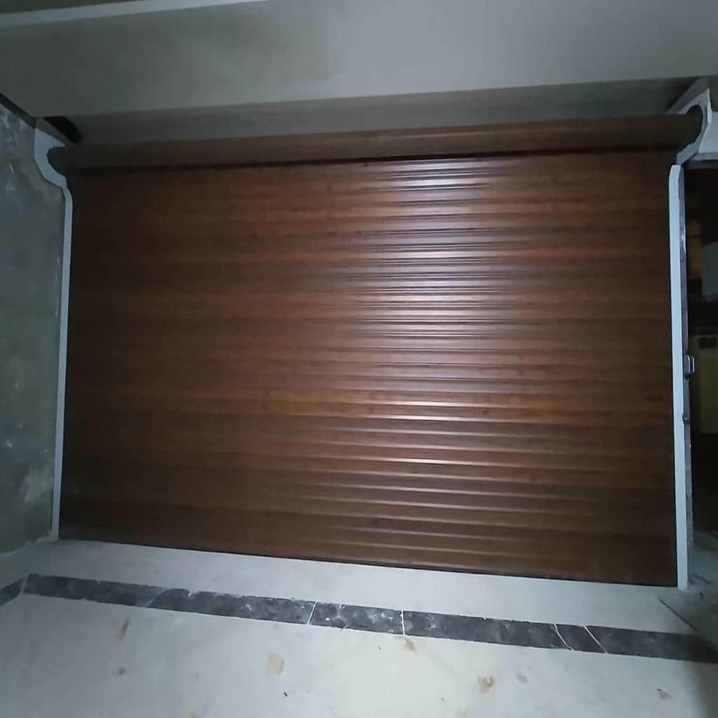 کرکره برقی خاکستری ورودی فروشگاه در استان اردبیل